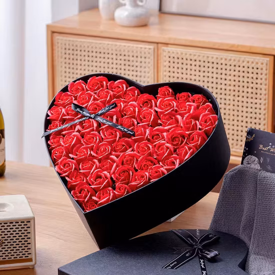 Herzförmige Blumen-Geschenkboxen, die Rosen verpacken