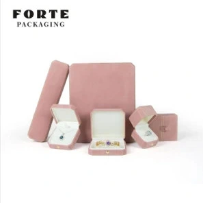 Forte Luxuriöse achteckige Schmuckschatulle mit rosa Ring, Samtverpackung, auf Lager